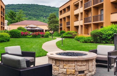 Mahwah House | Sports Break! Minutes Away from MetLife Stadium! 3 Classic Units W/ FREE Parking