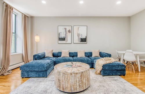 Port Morris Apartment | Sprawling 2BR w King Bed, fast WiFi, 20 minutes to Times Square!