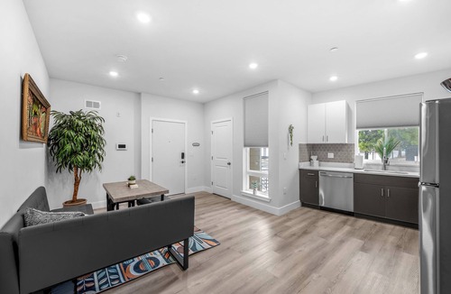 Center City Apartment | Sprawling 8 Bed Complex, Pool Table, Parking!
