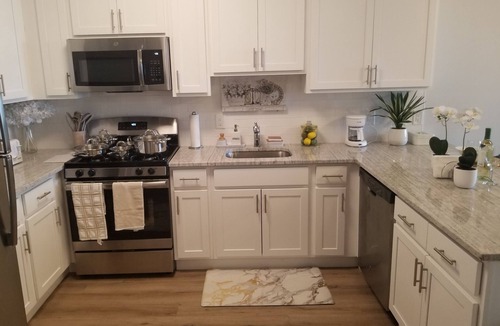 Carteret Apartment | ★Spring Wonderland DEEP discount on COZY King Bed Near EWR AIRPORT & NYC★