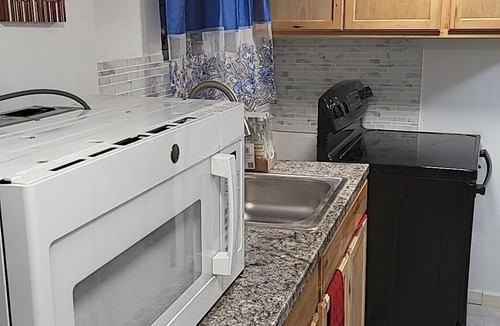 Weequahic Apartment | St. Theresa Lux 6 Bedroom 2 Bathroom Apartment