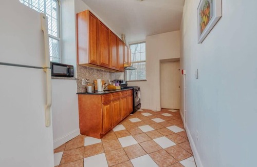 Chinatown Apartment | Stairway | 3BR Apt w W/D Ideal for Groups