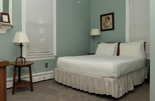 Ventnor City Bed & Breakfast | Standard Queen Room 300 feet from the boardwalk and beach with parking and full breakfast