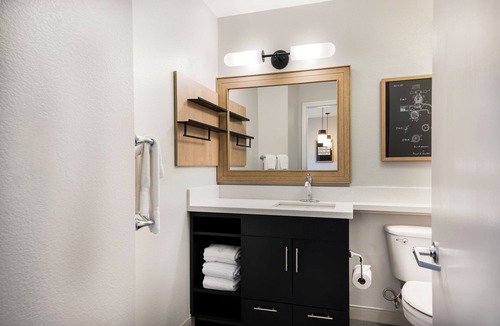 Exchange Place North Hotel | Stay at a Modern Unit with Full Kitchen, Pet-friendly, Self-Parking!