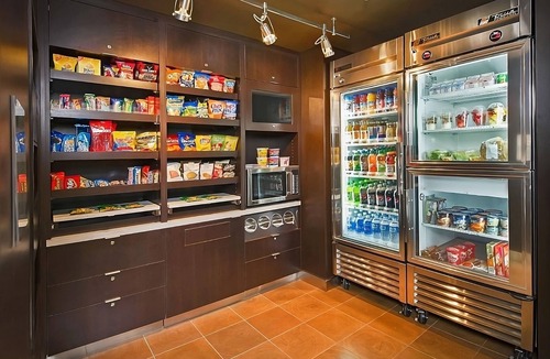 Tinton Falls Hotel | Stay Connected & Explore the Jersey Shore Region with Parking & Swimming Pool!