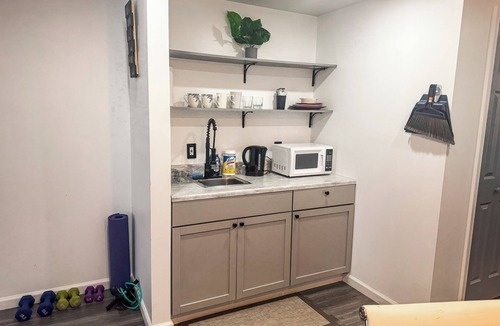 Harrisburg Apartment | Stay Near Hershey – Family-Friendly Suite for 6 with WiFi, AC and Private Entry
