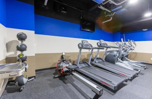 Strip District Apartment | Steps 2 Everything! - KING Bed - Amazing Roof and Gym