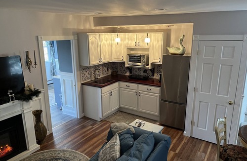 Finesville House | Stone Manor Estate offers full house or for a party of2 we can offer Paris Suite