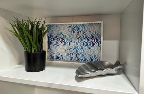 Wayne Apartment | Studio, Beautiful & Convenient Downtown Devon