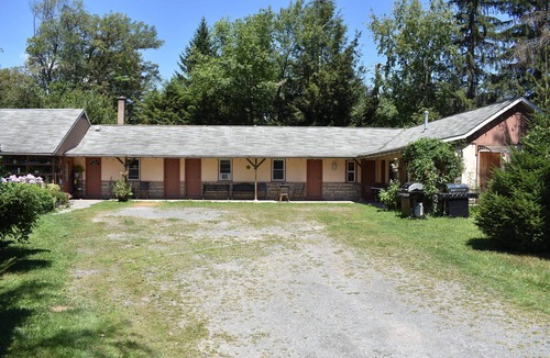 Greentown Apartment | Studio Suite with 2 beds - Located at the Heart of Promised Land State Park