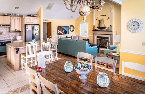 North End Condo | Stunning 5 Bedroom 2nd Floor Unit,Heart of the Gold Coast