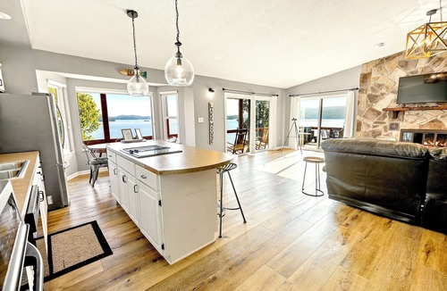Ten Mile House | Stunning LakeViews | Private Boat Ramp, Sleeps 12!