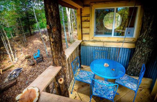 Stonewall House | Stunning Tree House Tucked Away Among the Trees near Germantown, Kentucky