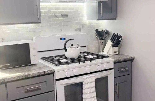 Rhawnhurst Apartment | Stylish 2-bedrooms; home away from home! 3 mins from Nazareth Hospital