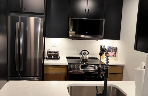 Radnor - Fort Myer Heights Apartment | Stylish 2BR Apt in Arlington, VA. Minutes from Washington D.C.