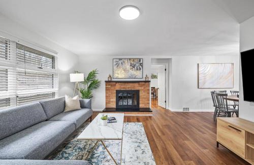 Wexford House | Stylish and Accessible Six Bedroom Home in Wexford/Pittsburg With Kids Amenities