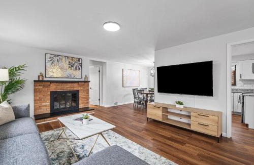 Wexford House | Stylish and Accessible Six Bedroom Home in Wexford/Pittsburg With Kids Amenities