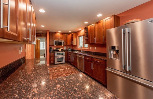 North Glade Hills House | Stylish Dog Friendly Cabin Near Lake, Trails & Skiing