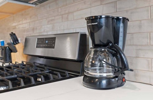 Primos Secane House | Stylish Modern Getaway Near Downtown City Center!
