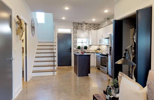 Cleveland Park Condo | Stylish Rooftop 3 Miles to Broadway & sleeps 6!