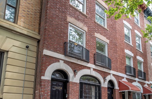 Crown Heights House | Stylish & Spacious 4-Bedroom Townhouse with A/C and backyard- family friendly!