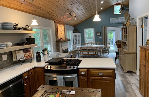 Franklin Cottage | Sugar Creek Place is Your Cozy Private Creekside Getaway!