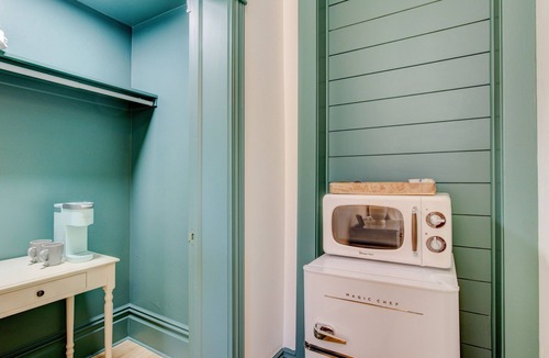Springville Hotel | Suite 8 | Historic Art City Inn