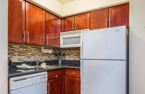 East Texas Condo | Suite with Conference Space | Free Breakfast + 24-hour Business Center