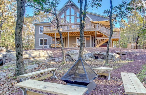 Lake Harmony House | "Summit" Ultimate Luxury Vacation Home. ELEVATOR, Firepit, Private Hot Tub, Pool Table, Gas Grill