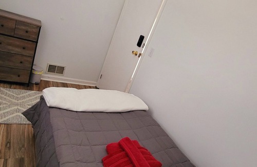 Hillandale House | Sunlight floor apartment in a house w/private parking near Washington DC