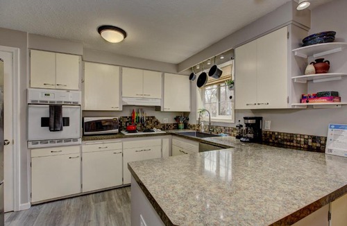 Sunset House | Sunset Home perfect for extended stays with fully fenced in yard, designated office, two living rooms, located across from Boise Foothills and close to Bogus Basin in Boise's North End