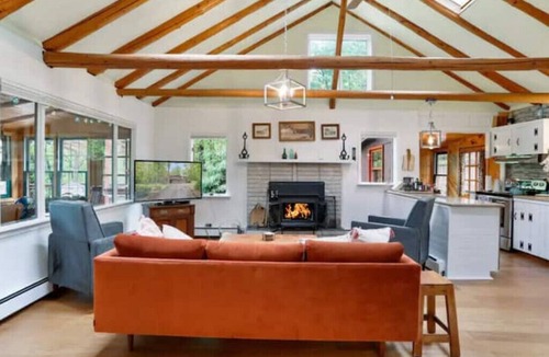 Kabletown Cabin | Sunset Lion Mountain Cabin near a Lake & Vineyards