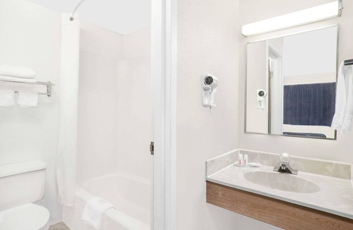Scotchtown Hotel | Super 8 by Wyndham Middletown