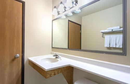 Austintown Hotel | Super 8 by Wyndham Youngstown/Austintown