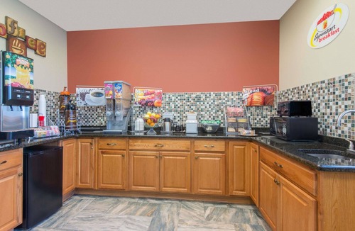 Austintown Hotel | Super 8 by Wyndham Youngstown/Austintown