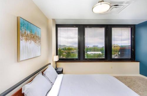 Downtown Pittsburgh Apartment | Sweeping Stadium Views TOP LOCATION BEST VIEWS FAST WIFI 24-7 Gym Lounge Roku