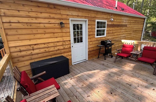 East Bernstadt Cabin | Sweet Cabin. Sleeps 6. Bedroom Queen Bed 2, Loft Two Twin Beds, Queen Sofa 2.