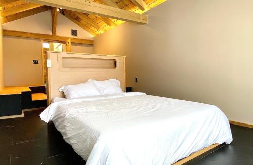 Summersville Hostel | The Arete Hostel and Suites