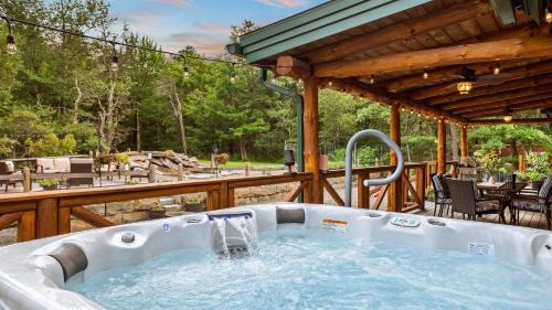 Long Pond House | The Bigwood Cabin by AvantStay Hot Tub Firepit Pool Table Private Yard