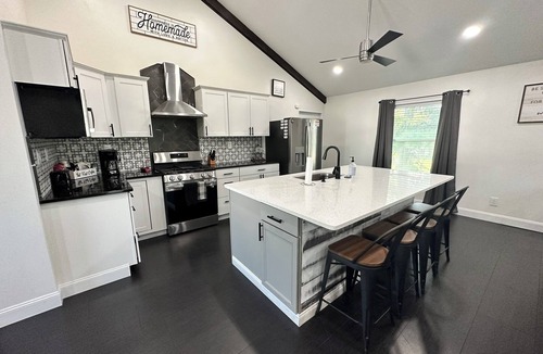 Ashtabula House | The Chapel- Beaches, GOTL, Historic Harbor