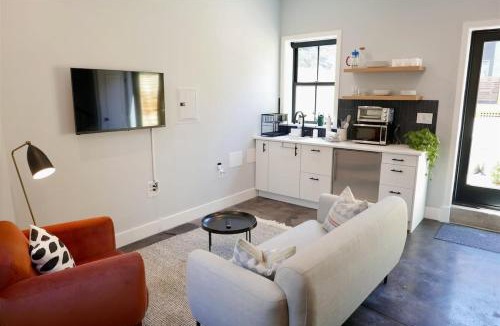 Shaw House | The Chic Carriage house in Shaw Sleeps 2