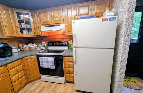 Nescopeck Cabin | The Cozy Cabin, 4 BR, 2 bath home on 5 private acres in NE PA. Family Friendly!