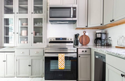 Highlands House | The Crimson Cottage in Highlands Neighborhood