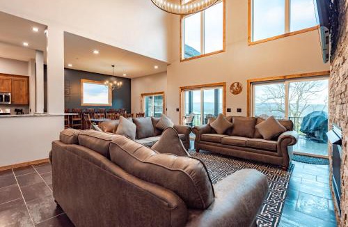 Swanton House | The Crooked Oak Lodge Deep Creek Indoor Pool-Hot Tub-Dogs Welcome