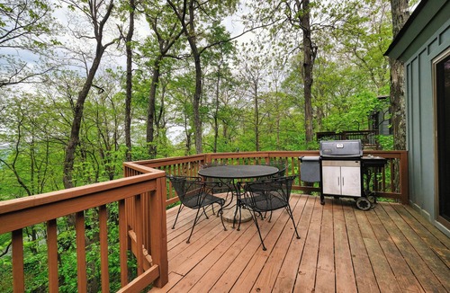 Pedlars Edge House | The Distinguished Squirrel Chalet walking distance