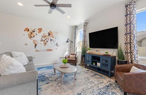Caldwell House | The Explorer! Extra Game Room, Fire pit Sleeps 10!