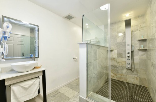 Freeport Hotel | The Freeport Inn and Marina