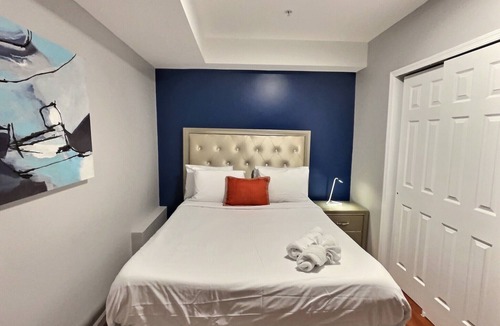 Chinatown Apartment | The Funky 2bd Apartment next to the convention center and reading terminal.