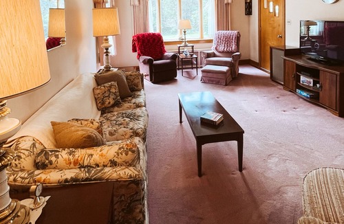 Paxinos House | The George House: A Mid Century Retreat (5 min from Knobles)