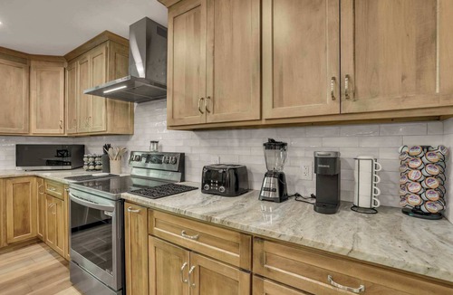 Newark House | The Golden Retreat | Dual Master Suites